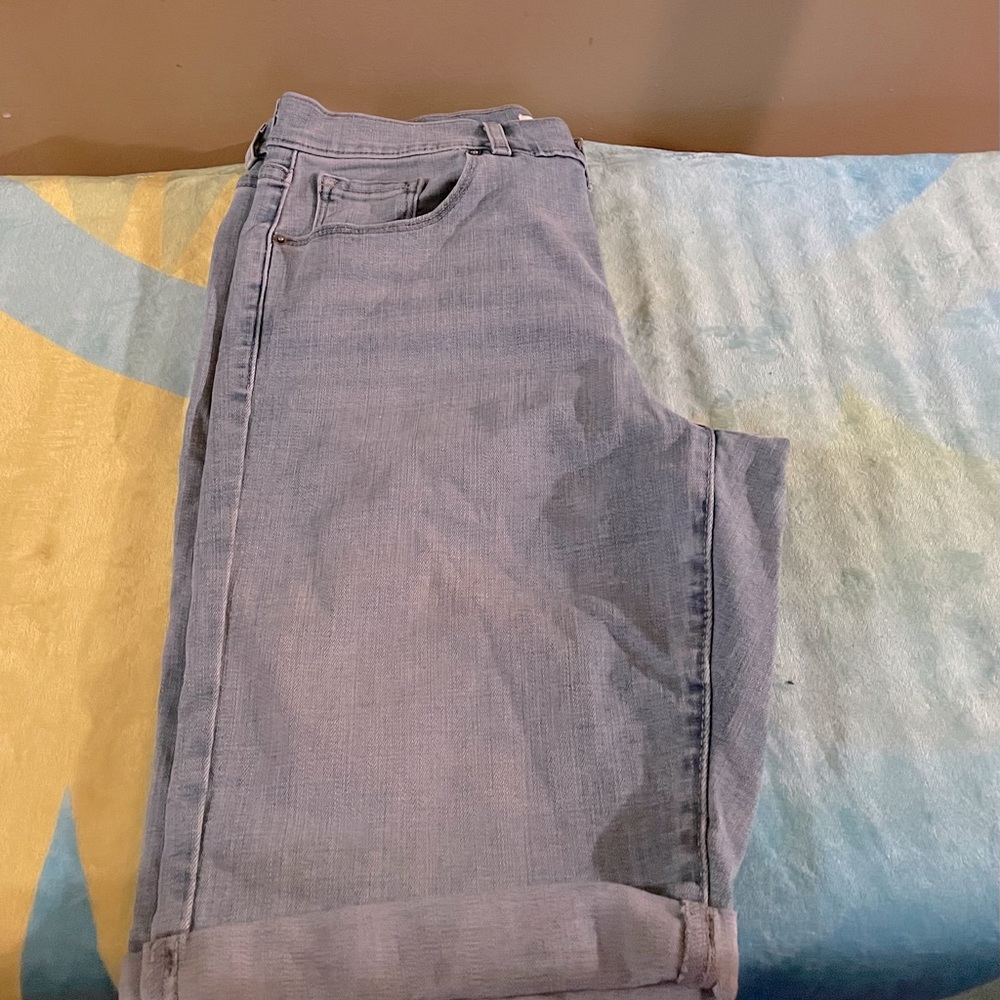 LEVI’S DENIM BERMUDA SHORTS SIZE 28.